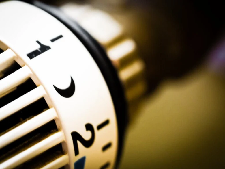 Bližší záběr na hlavu termoregulačního ventilu pro regulaci teploty topení.