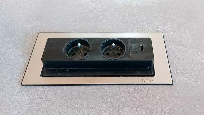 Zásuvka s dvěma evropskými kontakty a integrovaným USB přepínačem pro domácí elektroinstalaci.