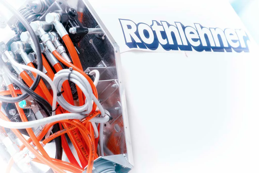 Detailní pohled na hydraulické systémy stroje značky Rothlehner.