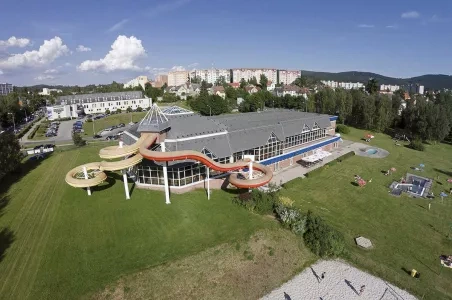 Vzdušný pohled na plavecký bazén s vodními skluzavkami v Turnově.