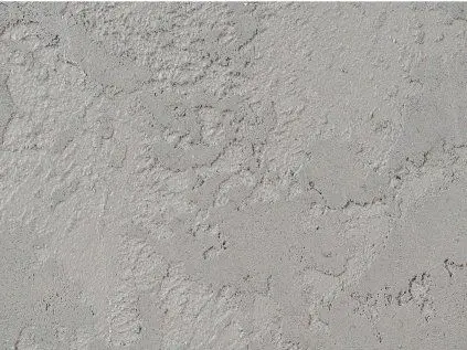 Textura betonové stěrky na vnitřní zeď s viditelnými stopami špachtle.