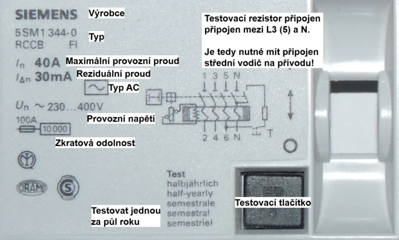 Štítek proudového chrániče s technickými údaji a schématem zapojení.