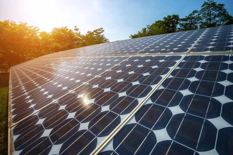 Fotografie fotovoltaických panelů venku pod sluncem.