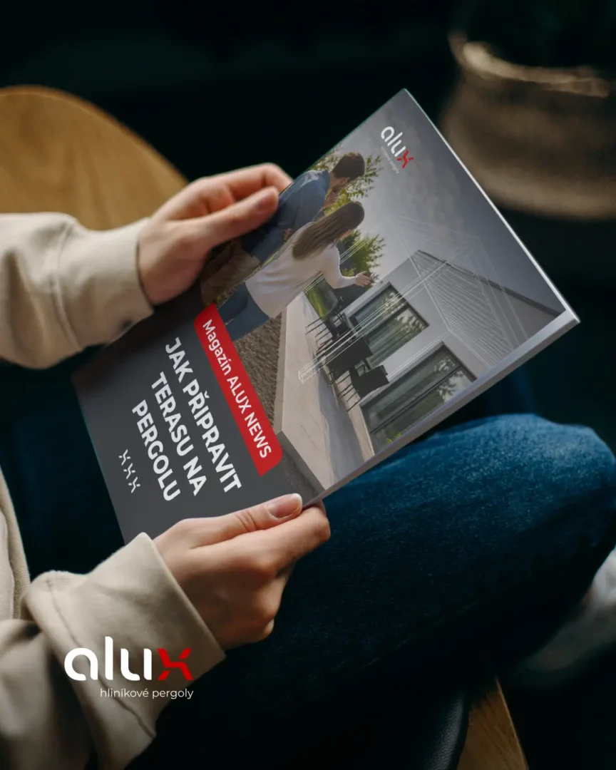 Člověk čte magazín o přípravě terasy pro pergoly u domu.