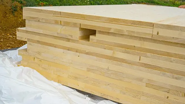 Skládané CLT panely z křížově laminovaného dřeva pro stavební použití.