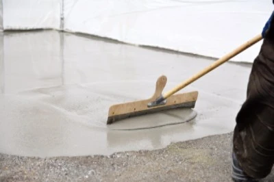 Práce s nivelačním betonem při vyrovnávání podlahy.