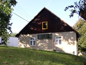 Dům s možným teplovzdušným systémem pro vytápění.