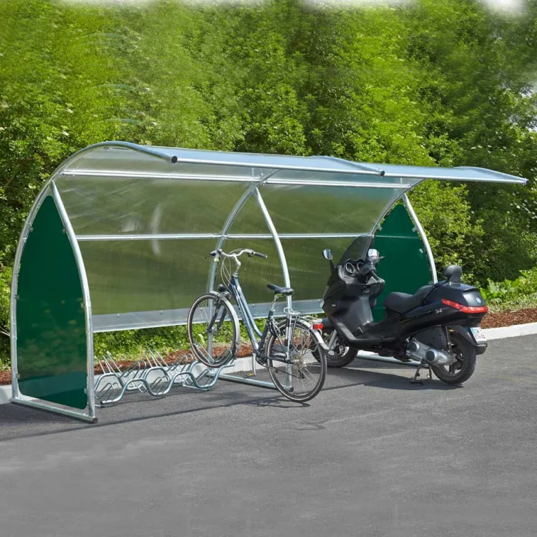 Přístřešek na kola chrání kolo a moped venku.
