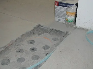Příprava betonového potěru s otvory pro instalace.