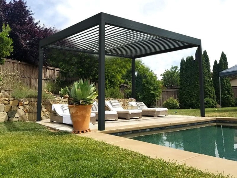 Moderní černá zahradní pergola s lehátky u bazénu