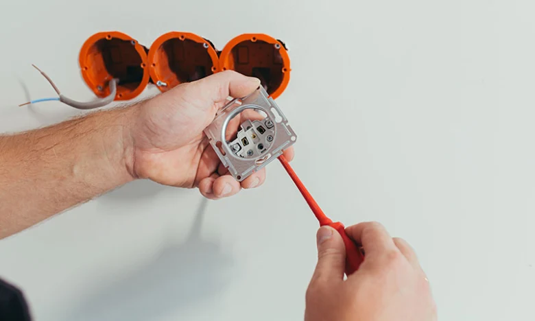 Instalace elektrické zásuvky do zdi s použitím šroubováku