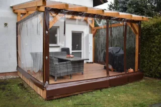 Pergola s plachtou na zahradě před domem