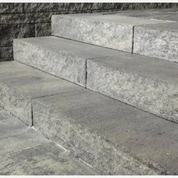 Detailní pohled na betonové venkovní schody s viditelnými spárami.
