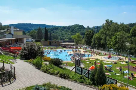 Venkovní bazénové komplex s tobogány v Luhačovcích nebo Pozlovicích.