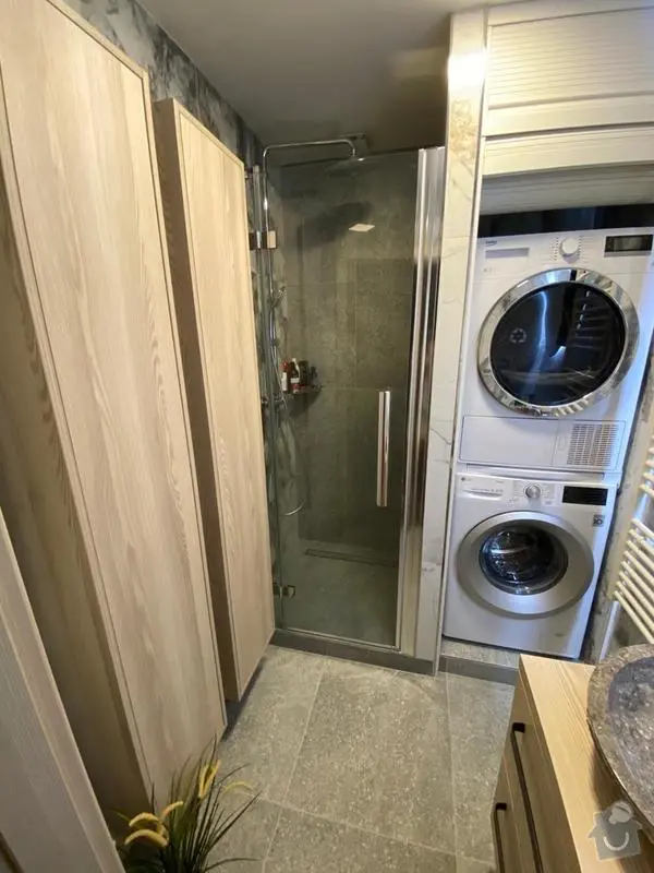 Moderní renovovaná koupelna s sprchou a pračkou v bytě