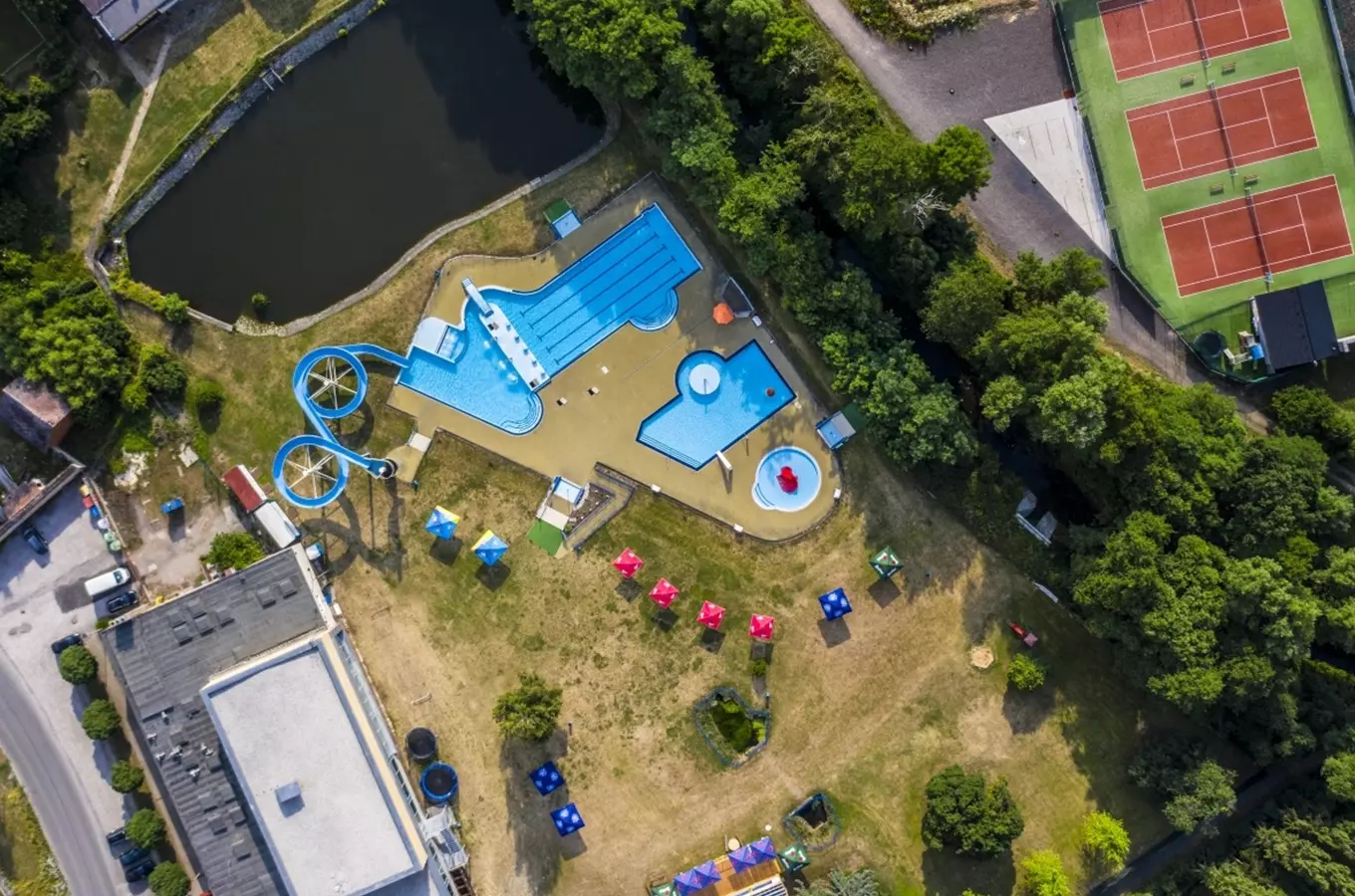 Pohled z výšky na bazén s vodními skluzavkami v Horovicích.