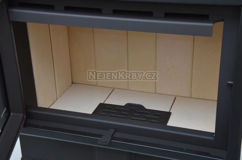 Vnitřek krbové vložky s ohnivzdornými cihlami a popelnicí.