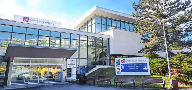 Vstup do plaveckého bazénu v areálu Sport Park Radlice.