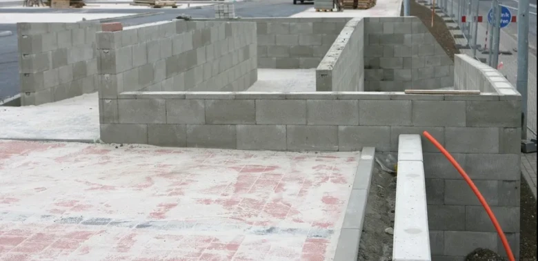 Základová deska s bloky z betonu na stavbě domu.