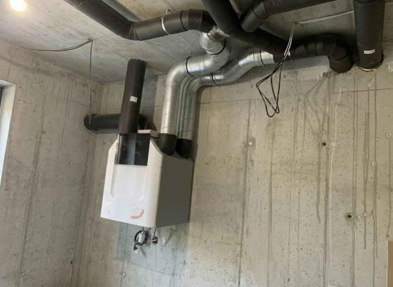 Instalace rekuperačního systému s potrubím v betonu.