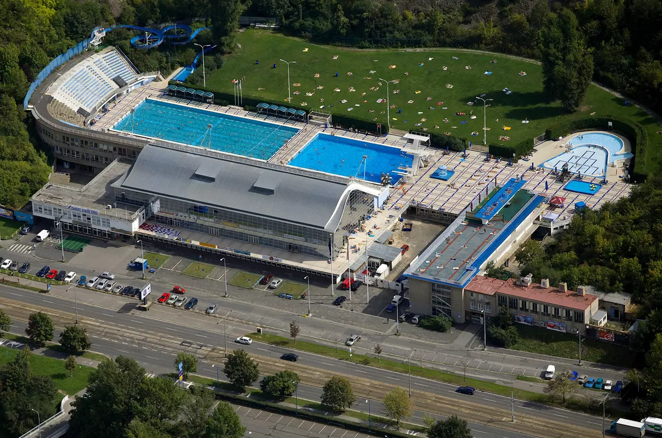 Vzdušný pohled na plavecký bazén Podolí s koupalištěm.