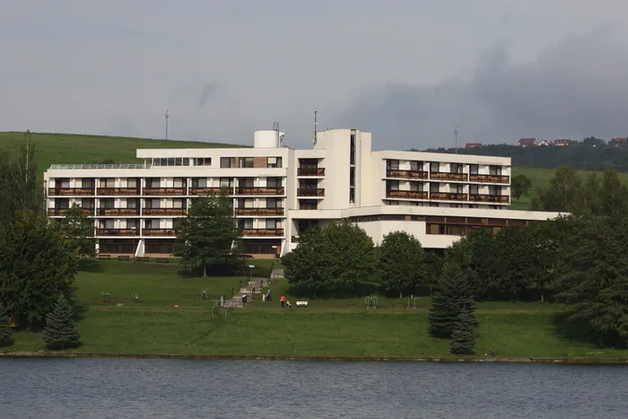 Velký bílý rezort u jezera v Luhačovicích nebo Pozlovicích.