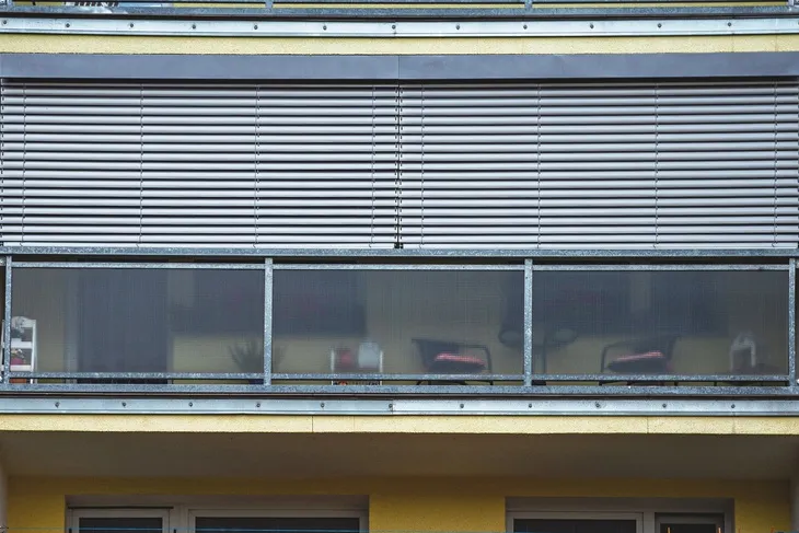 Zasklená lože s horizontálními roletami na balkóně