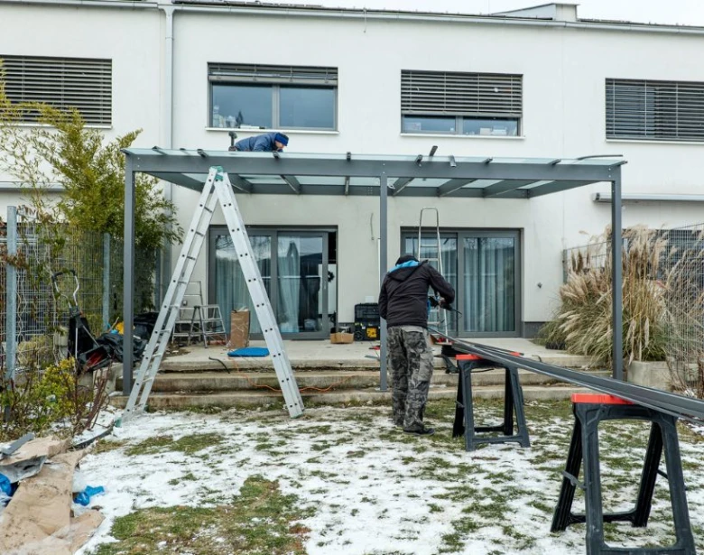 Stavba přístřešku na zahradě v zimním počasí.