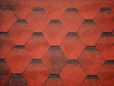 Červené šindele s texturou na střeše v geometrickém vzoru.