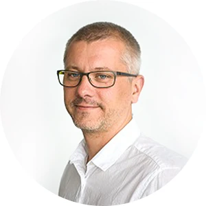 Profesionální portrét muže v brýlích pro článek o rozpočtu stavby.