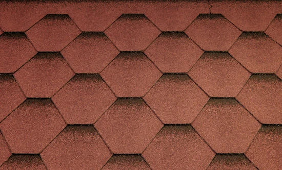 Červené šestibokové střešní tašky jako příklad materiálu.
