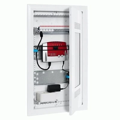 Bílá rozvodnice s otevřenou dveřmi ukazující vnitřní elektroniku a zařízení.