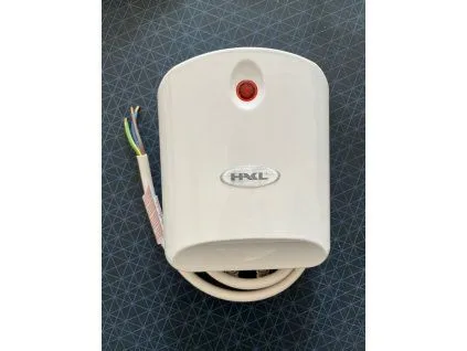 Bílý elektrický ohřívač vody pro pod dřez s viditelnými kabely.