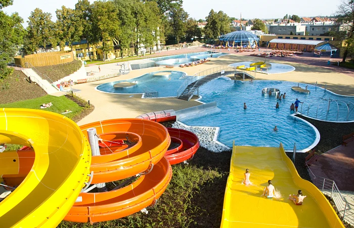 Aquapark v Prostějově s barevnými vodními skluzavkami a bazény.
