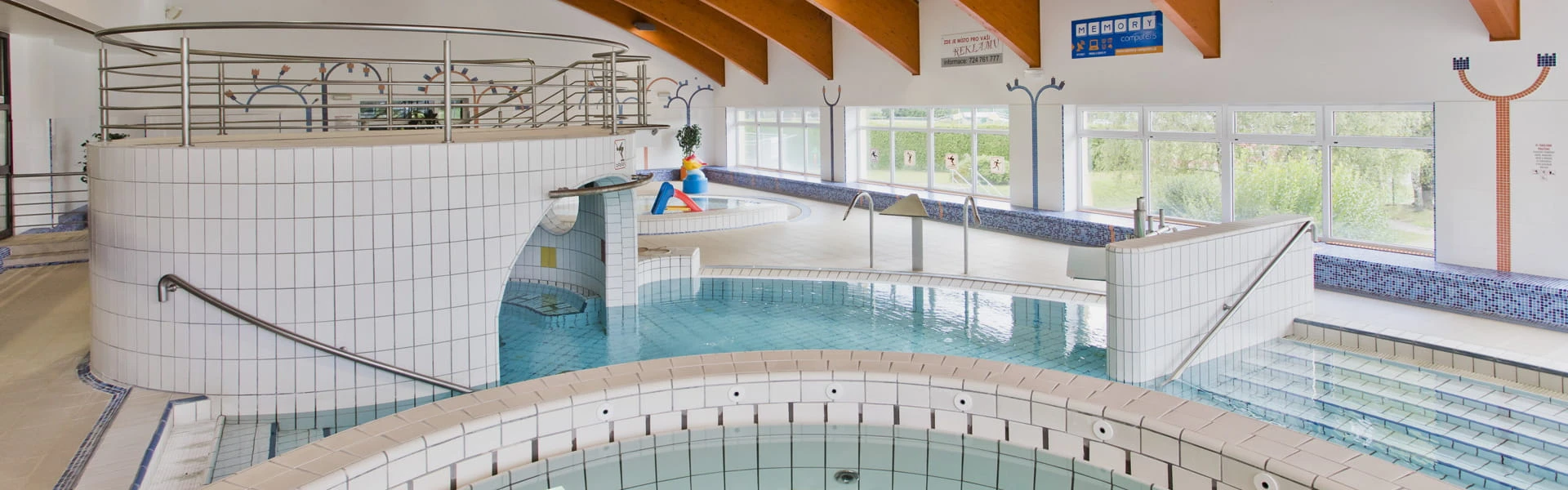 Vnitřní plavecký bazén s více bazény a moderním designem.