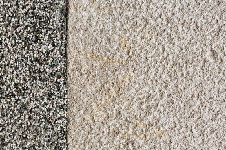 Dvě textury kamenného koberece vedle sebe pro srovnání materiálů.