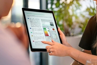 Tablet s energetickým štítkem budovy ukazuje povinnosti.