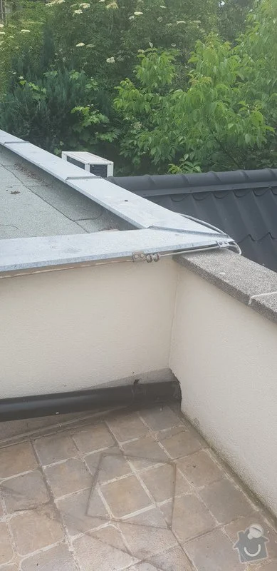 Instalace hromosvodu na ploché střeše s aluminiovým pásem.