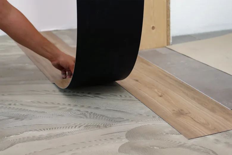 Montáž lepeného vinylové podlahy s odleptáváním zadní vrstvy