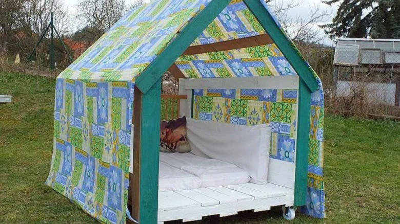 Pallet children's playhouse