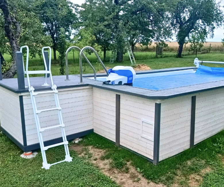 Nahrazovací dřevěné obložení nadzemního bazénu v zahradním prostředí.