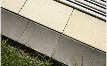 Detailní pohled na dlažbu terasy s odvodněním u okraje.