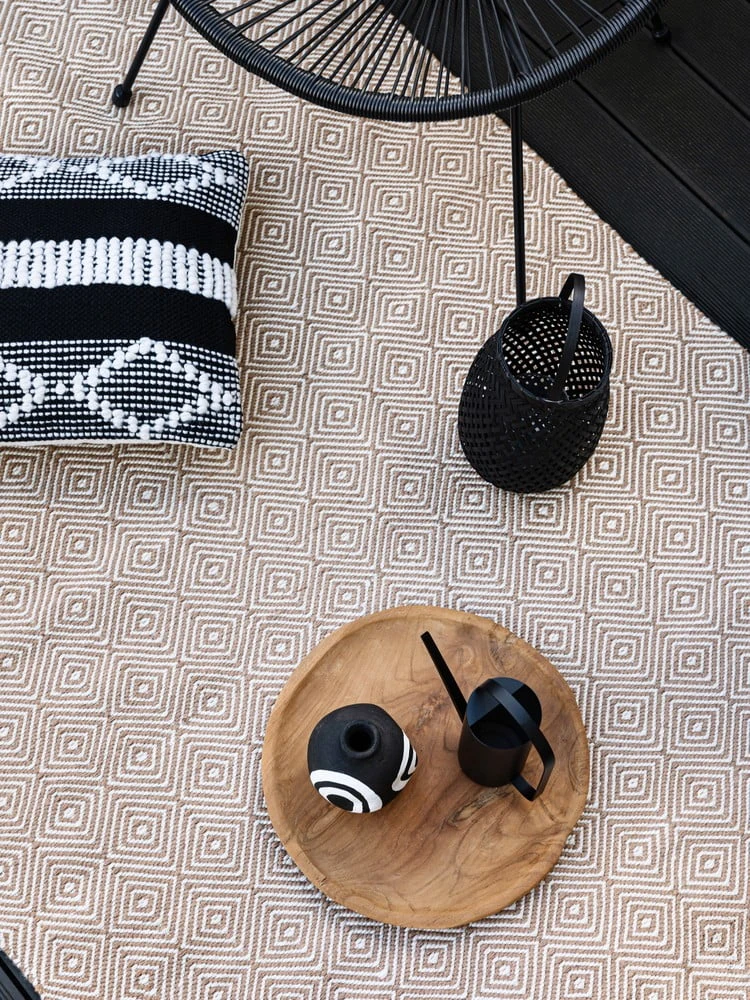 Koberce na balkon s geometrickým vzorem v interiéru.