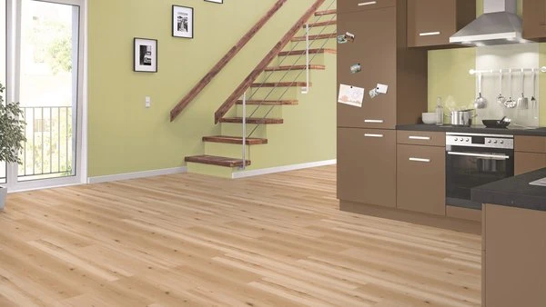 Moderní kuchyň s lamelovým podlahovými díly v interiéru.