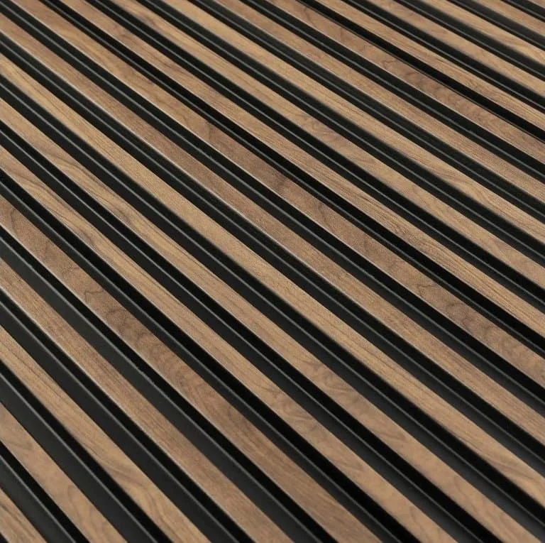 Dřevěné lamelové panely na zeď s tmavými mezerami.
