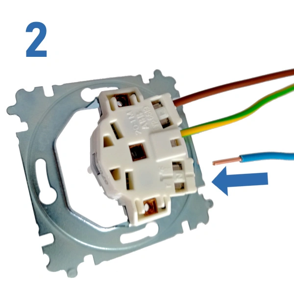 Modul elektrické zásuvky s připojenými vodiči pro domácí elektroinstalaci.