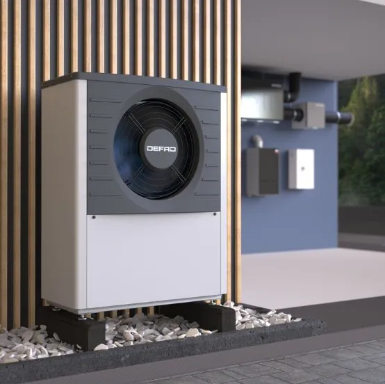 Rekuperační jednotka venku na dřevěné stěně s elektrickým rozvaděčem.
