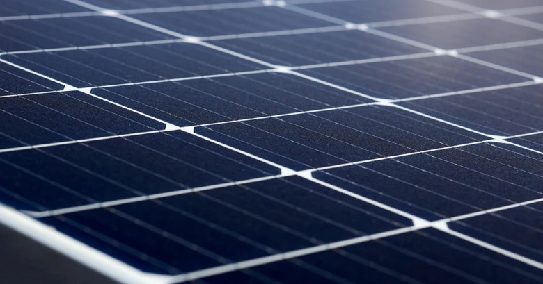Přiblížený pohled na povrch fotovoltaického solárního panelu.