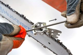 Broušení řetězu motorové pily s bruskou a vodítkem