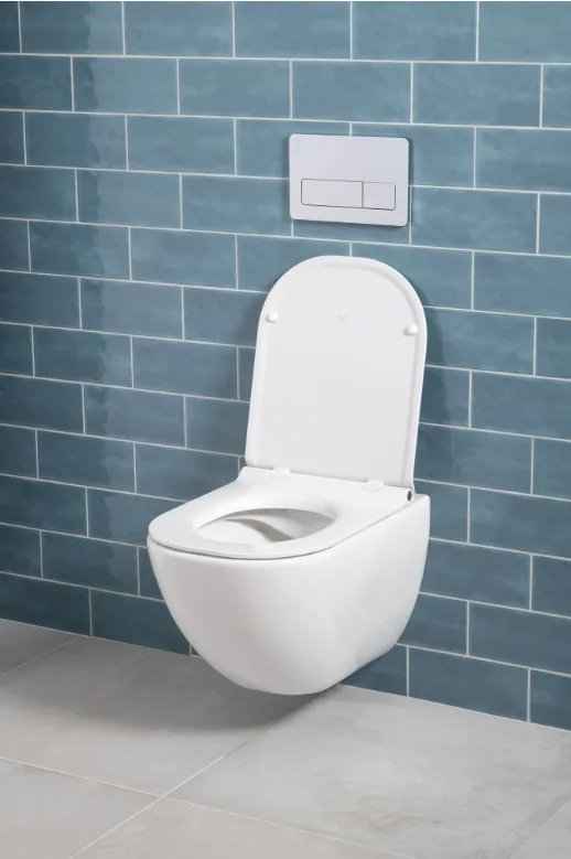 Bílá zdi připojená WC s modrými dlaždicemi v koupelně.